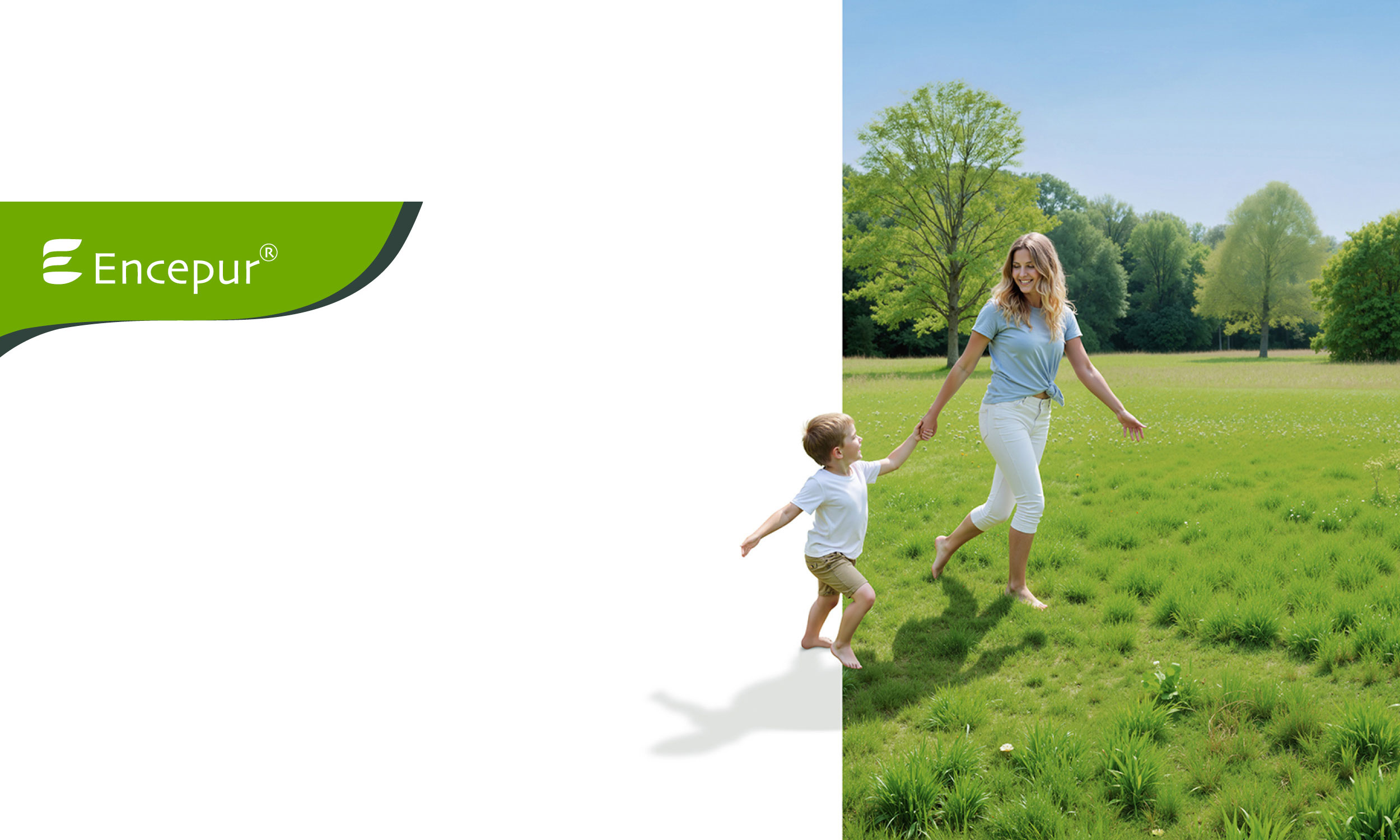 Eine Frau läuft mit ihrem kleinen Kind an der Hand über eine grüne Wiese.